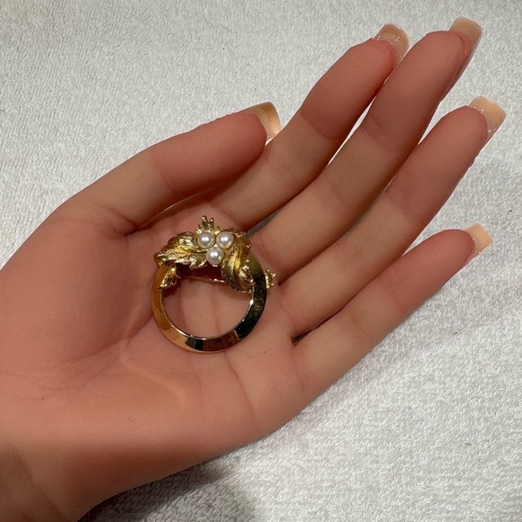 Vintage Sarah Coventry Golden Wreath Faux Pearl Brooch - Picture 3 of 8